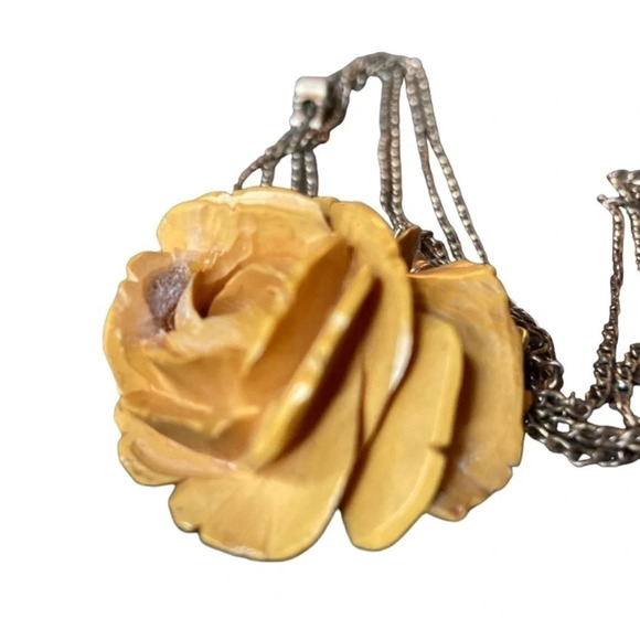 BAKELITE Antique 1920s Butterscotch Rose Pendant on Original Chain & Earrings - Picture 6 of 13